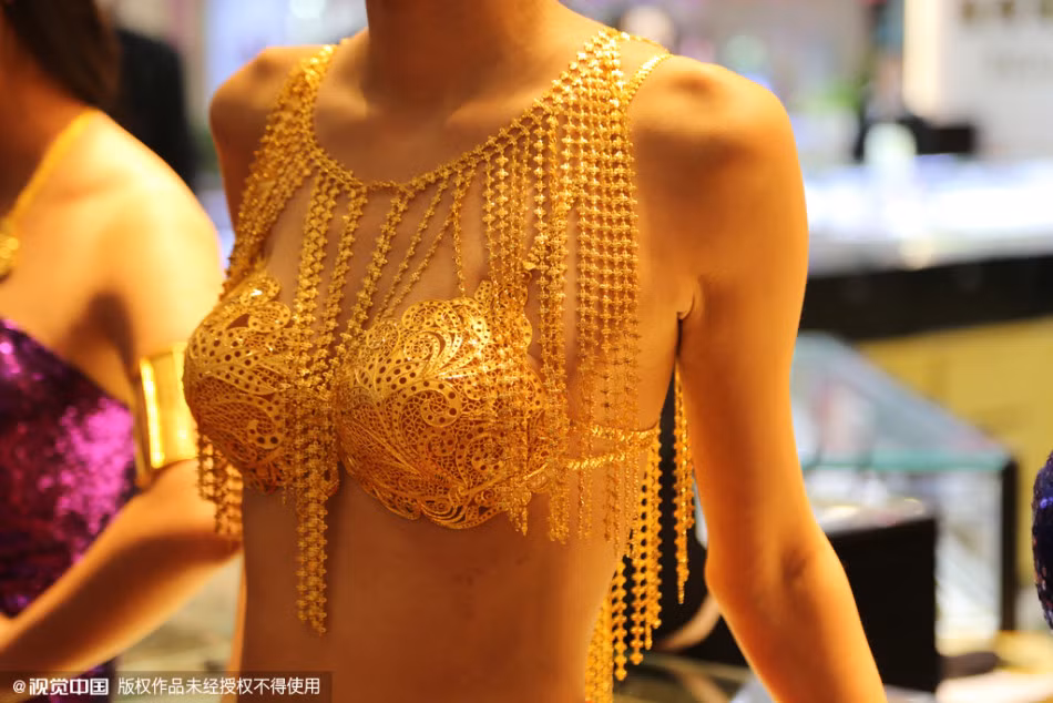 Ngày 14/11 vừa qua, tại thành phố Bình Lương, tỉnh Cam Túc, một doanh nghiệp Trung Quốc chuyên về trang sức đã tổ chức một buổi trình diễn nội y bằng vàng ròng.