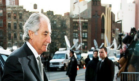 4. Vụ lừa đảo quy mô lớn của Bernie Madoff, thiệt hại ước tính 20 tỷ USD: Cựu Chủ tịch sàn chứng khoán Nasdaq, Bernard Madoff, đã thu hút rất nhiều nhà đầu tư là các đại gia thế lực, tổ chức tài chính với cam kết “trả lãi cao trong thời gian ngắn”. Hàng loạt ngân hàng nổi tiếng ở Tây Ban Nha, Anh, Thụy Sĩ… đã mất từ hàng trăm triệu đến hàng tỷ USD trong vụ lừa đảo này. Đây là vụ bê bối tài chính thiệt hại nặng nề nhất trong lịch sử với thủ phạm là một người duy nhất. Madoff sau đó bị kết án 125 năm tù.