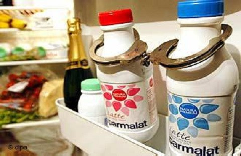 10. Bê bối gian lận sổ sách chứng từ của Parmalat, thiệt hại ước tính 11 tỷ USD: Parmalat là một trong những tập đoàn công nghiệp lớn nhất tại Italy, từng đạt doanh thu hàng tỷ USD mỗi năm nhờ bán các sản phẩm trái cây, sữa, bánh quy. Tháng 12/2003, tập đoàn thực phẩm này xảy ra vụ bê bối thuộc loại lớn nhất ở châu Âu khi các công tố viên Ý tố cáo họ đã giả mạo sổ sách để che đậy khoản lỗ lên đến 20 tỷ USD.