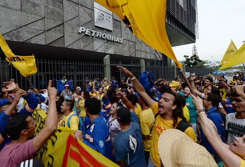 6. Bê bối hối lộ tại Petrobras, thiệt hại ước tính 2 tỷ USD: Petrobras là tập đoàn năng lượng đa quốc gia của Brazil, với 64% cổ phần thuộc sở hữu của chính phủ nước này. Tháng 3 năm ngoái, Giám đốc cung ứng của tập đoàn này Roberto Costa thừa nhận cáo buộc về những khoản tiền hối lộ khổng lồ liên quan đến mạng lưới rửa tiền quy mô lớn của các đối tác Petrobras cấu kết lập ra. Đường dây này đã dùng ít nhất 4 tỷ USD để hối lộ hàng loạt quan chức cấp cao của Petrobras và các chính trị gia.