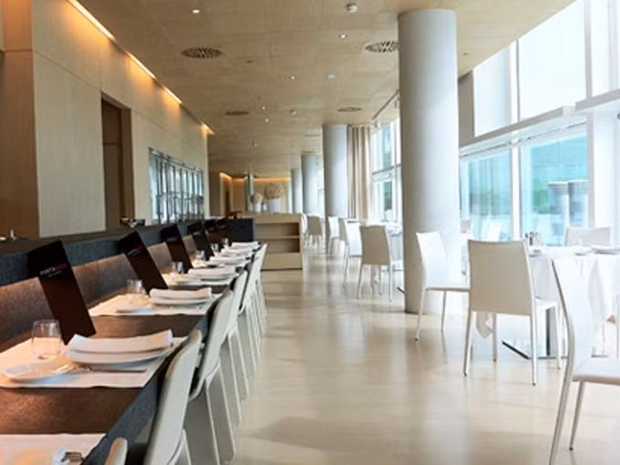 10. Nhà hàng Porta Gaig tại sân bay Barcelona -El Prat của Tây Ban Nha được thiết kế với hai gam màu chủ đạo trắng đen.