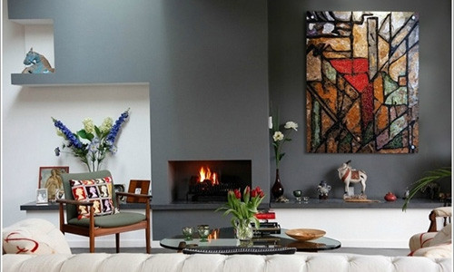 Không gian cổ kính và sang trọng với bức tranh gốm sứ trang trí nổi bật.