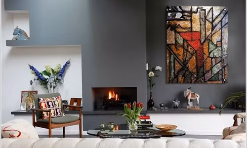 Không gian cổ kính và sang trọng với bức tranh gốm sứ trang trí nổi bật.