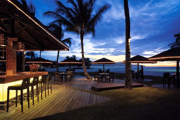 4. Shangri-la Rasa Ria resort: Với 416 phòng nằm trải dài trên phía trước mặt biển, Shangri-la Rasa Ria's luôn hấp dẫn du khách khi ghé thăm. Bạn có thể khám phá khu rừng nhiệt đới hay lên núi Kinabalu, nơi công viên quốc gia từng được tổ chức UNESCO công nhận là di sản thế giới đầu tiên ở Malaysia. Giá phòng ở khu resort này rơi vào khoảng 248 USD.