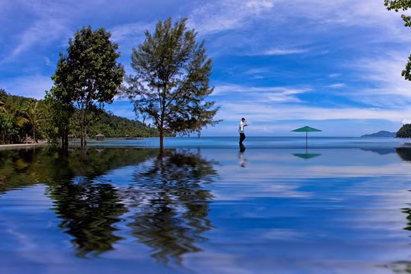 3. Bunga Raya Island resort &amp; spa, Borneo: Bunga Raya là một resort sang trọng nằm liền kề rừng gồm 48 biệt thự gỗ nằm độc lập và một dãy phòng, mỗi phòng đều có ban công ngoài trời hướng về phía biển hoặc rừng. Mỗi biệt thự ở đây có hai phòng ngủ, bồn tắm ngoài trời, khu vực bếp riêng biệt để có thể tổ chức tiệc nướng BBQ. Tại đây, khách còn có thể leo núi, ngắm động vật hoang dã hoặc lặn biển. Giá phòng khoảng 378 USD/đêm.