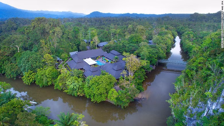 7. Mulu Marriott Resort &amp; Spa là khu nghỉ dưỡng 5 sao nằm cạnh công viên quốc gia Gunung Mulu của Malaysia. Khu nghỉ mát này cung cấp tất cả mọi thứ dịch vụ từ một phòng tổ chức tiệc, spa Bali và các nhà hàng ăn cao cấp.