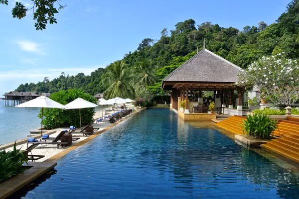 1. Pangkor Laut resort, đảo Pangkor: Nằm cách bờ biển ngoài khơi phía tây bán đảo Malaysia gần 5 km, Pangkor Laut Resort là điểm đến thơ mộng, không kém gì so với các resort ở hòn đảo thiên đường Malpes. Với diện tích lên đến 300 ha trong một khu rừng nhiệt đới 2 triệu tuổi, khu nghỉ dưỡng trong rừng này gồm 140 biệt thự và một khu spa rộng 4 ha. Giá phòng khoảng 280 USD mỗi đêm.
