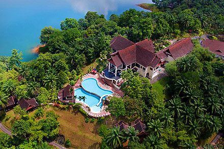 8. Lake Kenyir Resort and Spa, Terengganu: Đây là khu nghỉ mát sang trọng duy nhất nằm bên cạnh hồ Kenyir (Tasik Kenyir), hồ nhân tạo lớn nhất tại Malaysia. Resort bằng gỗ cổ điển này sẽ làm hài lòng bất kỳ ai có niềm yêu mến thiên nhiên.