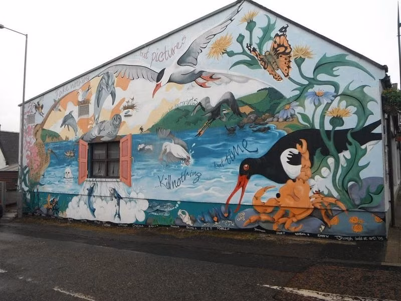 Hiện, thị trấn này vẫn lưu giữ khoảng 17 bức tranh tường trên các tòa nhà.