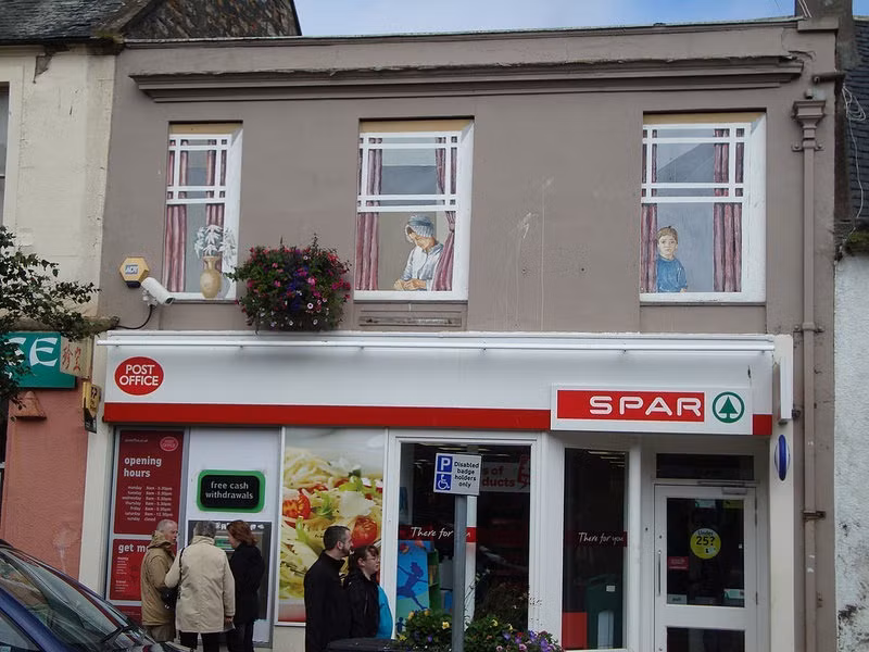 Tòa nhà bưu điện cũng có những hình vẽ trên cửa sổ độc đáo.