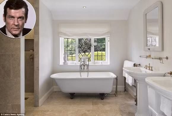 Phòng tắm trong căn nhà của Roger Moore được trang trí đơn giản với màu trắng chủ đạo.