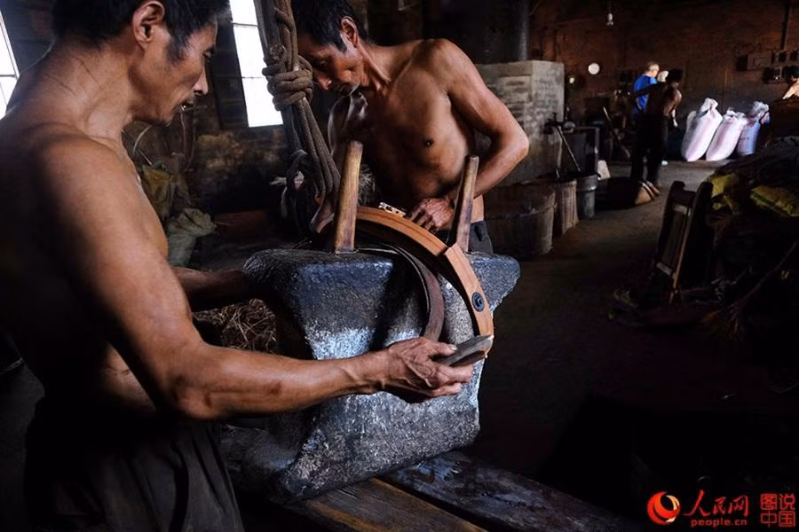 Hiện nghề chiết xuất dầu hạt cải truyền thống này đang ngày càng mai một bởi những người trẻ thường chọn những việc nhẹ nhàng hơn.