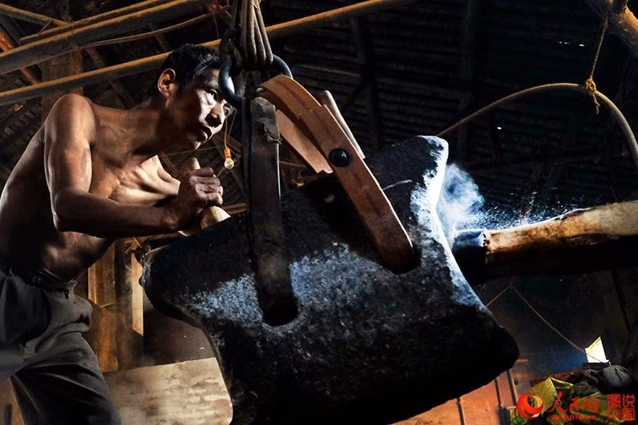 Các người thợ khỏe mạnh vẫn miệt mài ép dầu hạt cải bằng phương pháp truyền thống.