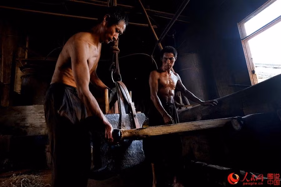 Công nhân làm việc tại xưởng ép dầu đều là những người đàn ông khỏe mạnh, lực lưỡng.