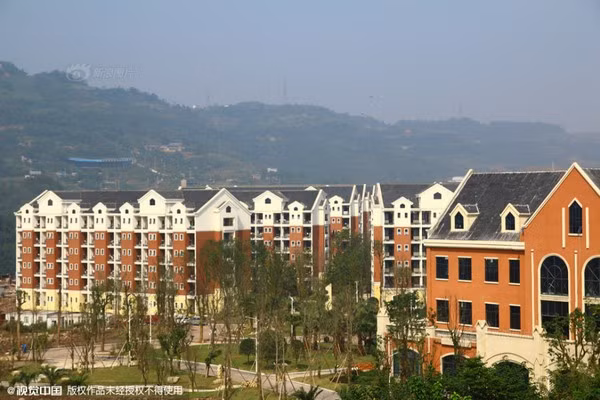 Nhìn từ xa, khu trường học giống như khu biệt thự mang kiến trúc châu Âu sang trọng.