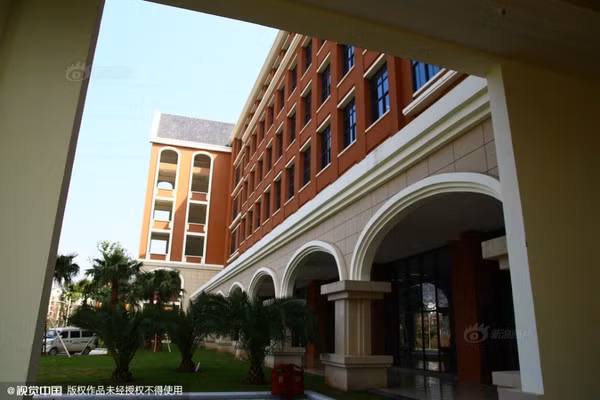 Khu phân viện mới của trường Đại học Công thương Trùng Khánh vẫn còn chưa hoàn thiện hẳn. Nhà trường đã phá hủy 13 dãy ký túc xá cũ để dựng nên một không gian hiện đại và tràn đầy sức sống này.