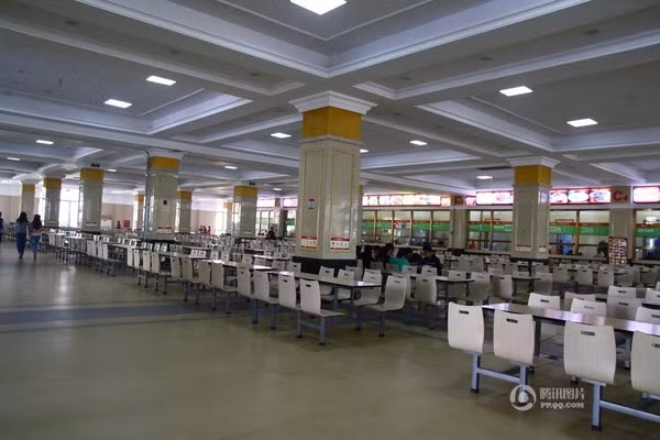 Khu nhà ăn cũng hết sức rộng rãi và sang trọng.