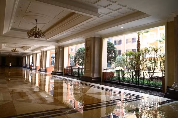 Khuôn viên được trồng xen kẽ nhiều cây xanh. Hành lang có treo đèn chùm theo phong cách châu Âu.