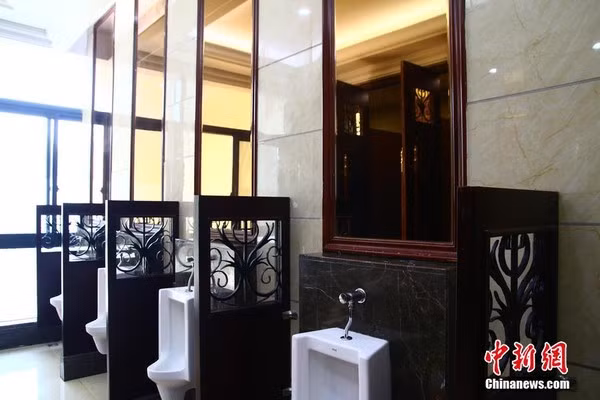 Khu vực nhà vệ sinh cũng không kém phần sáng sủa và bắt mắt.