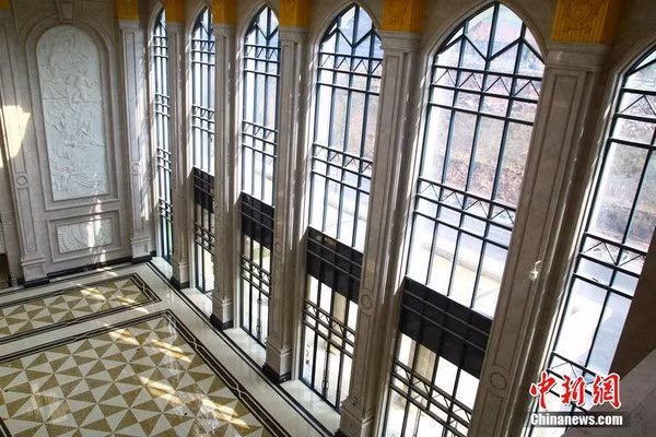 Khu trường học này mang đậm nét kiến trúc châu Âu vô cùng sang trọng.