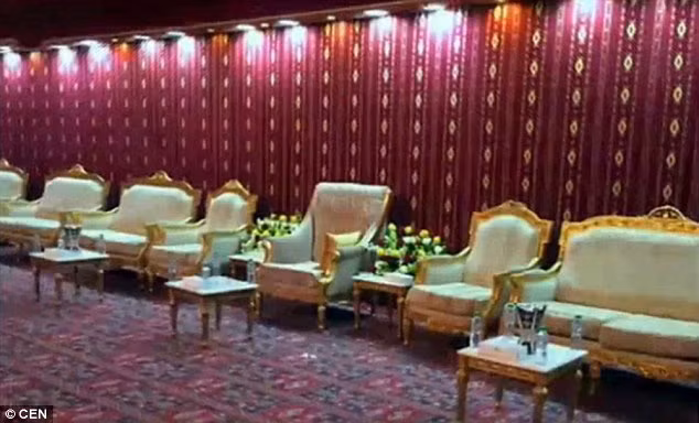 Hàng ghế ngồi dành cho các vị khách VIP tham dự tiệc cưới trong tù này.