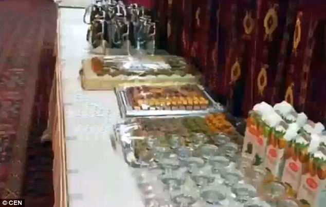 Bàn để đồ uống và đồ tráng miệng.