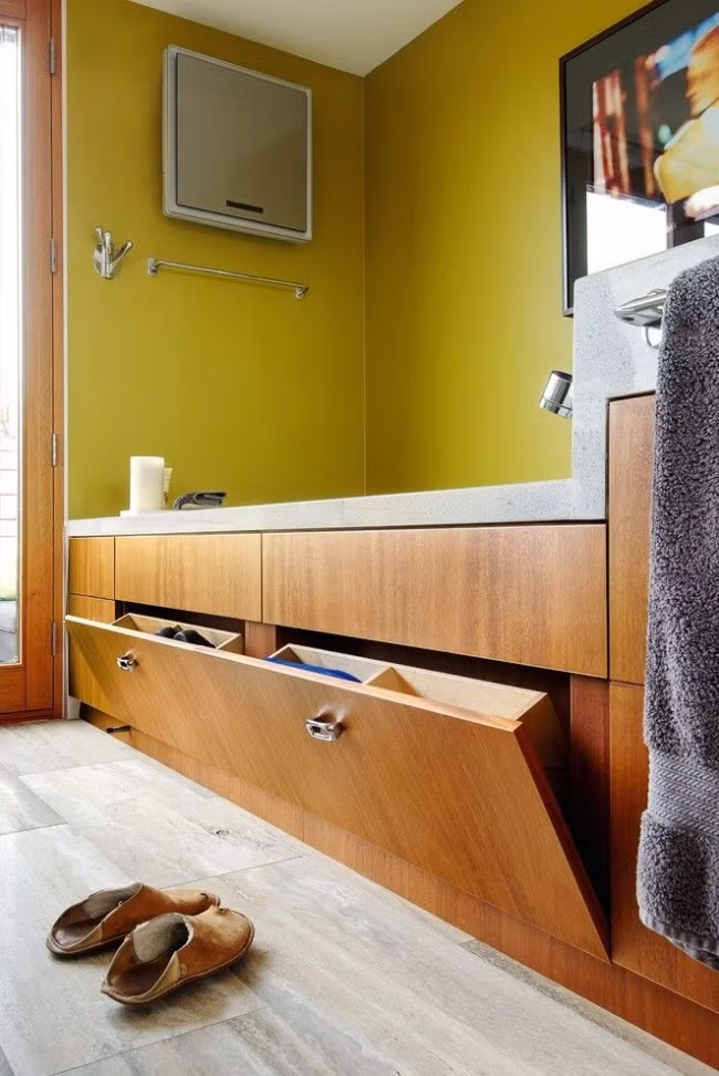 Chiếc tủ kệ đựng giày dép được thiết kế sáng táo giúp tiết kiệm tối đa không gian.