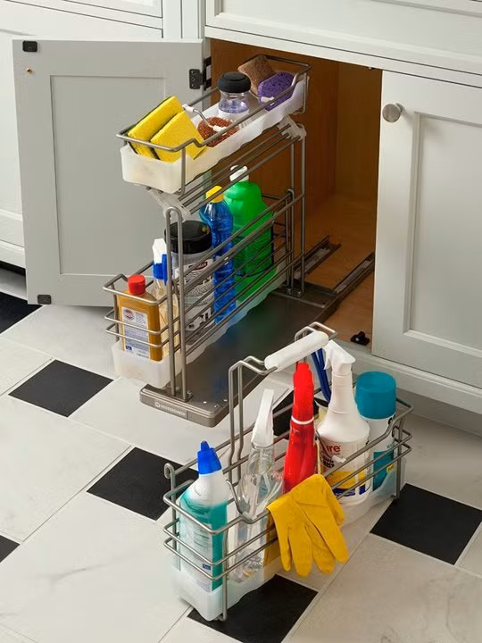 Các ngăn tủ ẩn cũng được dùng để chứa các vật dụng lau dọn nhà cửa.