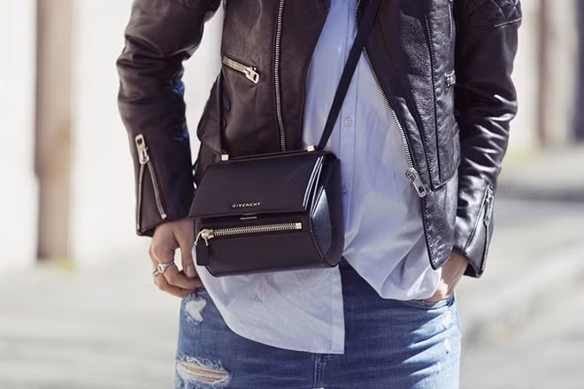 Givenchy Pandora Box: Nhà mốt Givenchy cũng góp mặt với mẫu túi Pandora Box, đi theo xu hướng túi dạng hộp hình khối. Với hai phiên bản trắng và đen, kiểu dáng gọn nhẹ, mẫu túi này rất được các sao Hollywood ưa chuộng mỗi khi ra phố. Túi có giá 1.790 USD trở lên.