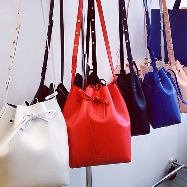 Mẫu túi Mansur Gavriel, giá 1.195 USD: Túi bucket của Mansur Gavriel là một trong những mẫu túi "cháy hàng" của năm nay. Thậm chí nó được làng mốt tôn vinh là "nữ hoàng dòng túi bucket". Doanh số bán ra của túi bucket Mansur Gavriel cao gấp 30 lần so với các thiết kế khác của hãng mốt.