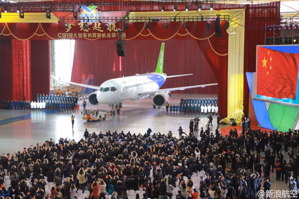 Chiến phản lực thân hẹp C919 có sức chứa 168 hành khách, được sản xuất tại một nhà máy ở Thượng Hải từ hơn một năm nay. Các công nhân lắp ráp chiếc C919 dưới sự giám sát của Tập đoàn COMAC.