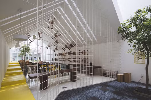 Thông qua một giải pháp kỹ thuật bố trí ánh sáng chiếu liên tục trên mái nhà và 3 không gian thông tầng lớn trong cách bố trí, ánh sáng được chiếu đều khắp trong không gian ban ngày.