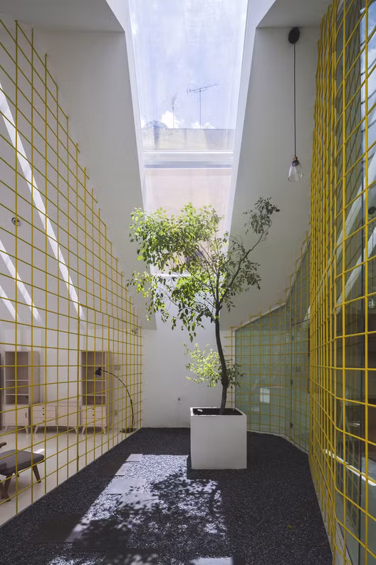 Tòa nhà có hệ thống thông gió tự nhiên, giảm thiểu tiếng ồn và bụi từ không khí xung quanh.