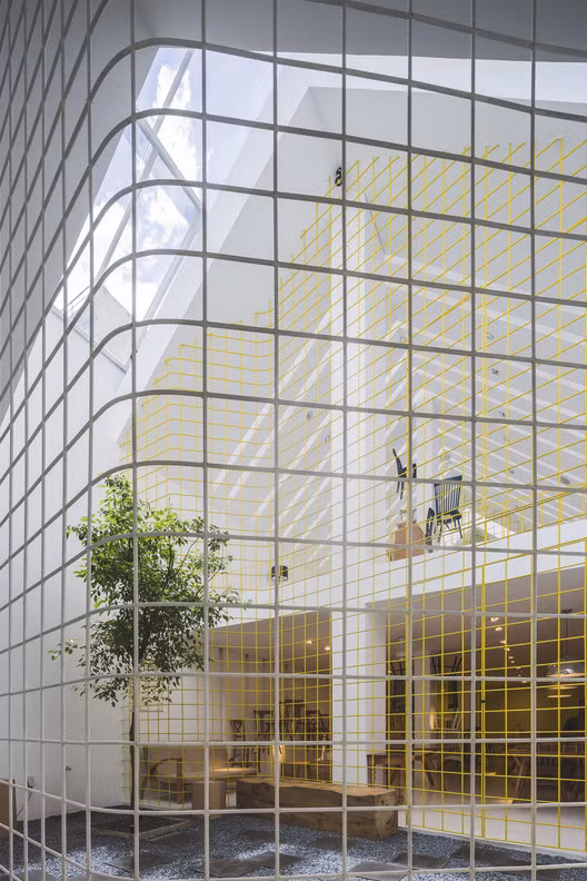 Văn phòng trưng bày này cũng được bố trí cây xanh trong nhà như là một giải pháp lọc không khí để đem lại tác động tích cực đến sức khỏe của người sử dụng.