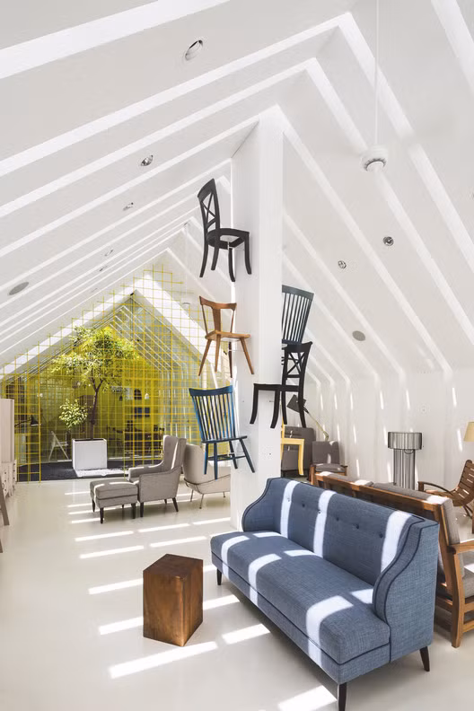 Dự án này được thiết kế với mục đích sử dụng hoán đổi cho nhau, nó có thể được dùng cho nhiều chức năng khác nhau trong tương lai (quán cà phê, nhà hàng, quầy bar, không gian triển lãm cho nhiều sản phẩm khác, không chỉ đồ nội thất ... hoặc thậm chí nhà ở).