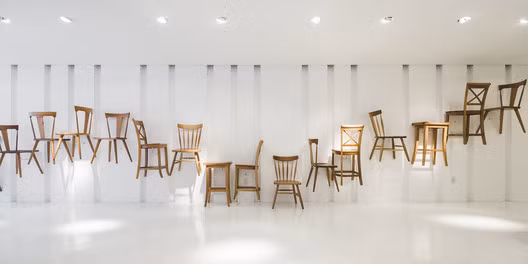 Và hệ thống điều hòa không khí được tính toán lắp đặt ở các vị trí đặc biệt với chi phí tối thiểu (2 máy điều hòa không khí duy nhất trong tổng diện tích 400 m2 sàn sử dụng). Hệ thống điều hòa không khí này chỉ được sử dụng như một giải pháp dự phòng trong trường hợp xấu nhất bởi tác động của khí hậu xung quanh.