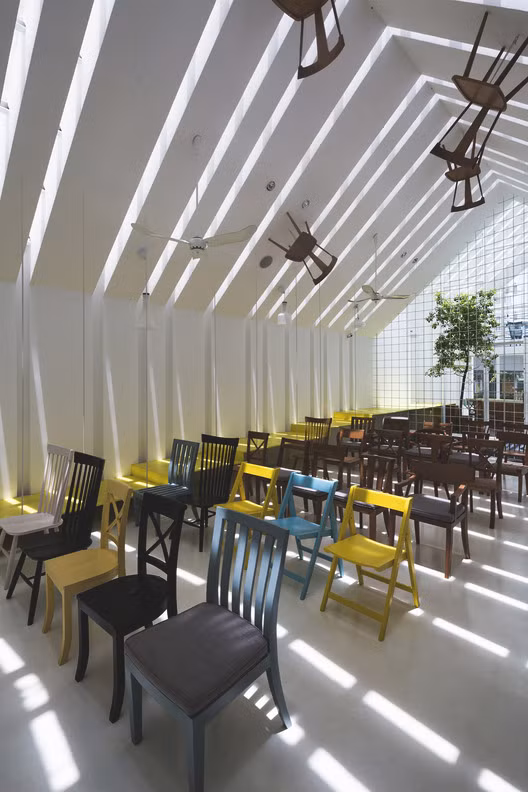 Những món đồ nội thất gỗ được treo lên để diện tích không gian trưng bày rộng rãi, thoáng đãng và có tính thẩm mỹ cao hơn.