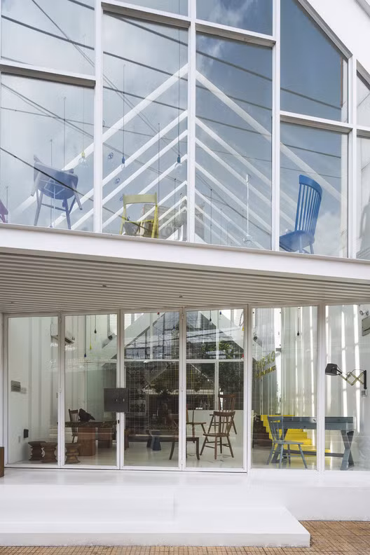 Văn phòng triển lãm này không sử dụng ánh sáng đèn điện mà tận dụng ánh sáng mặt trời tự nhiên làm nguồn sáng chính vào ban ngày.