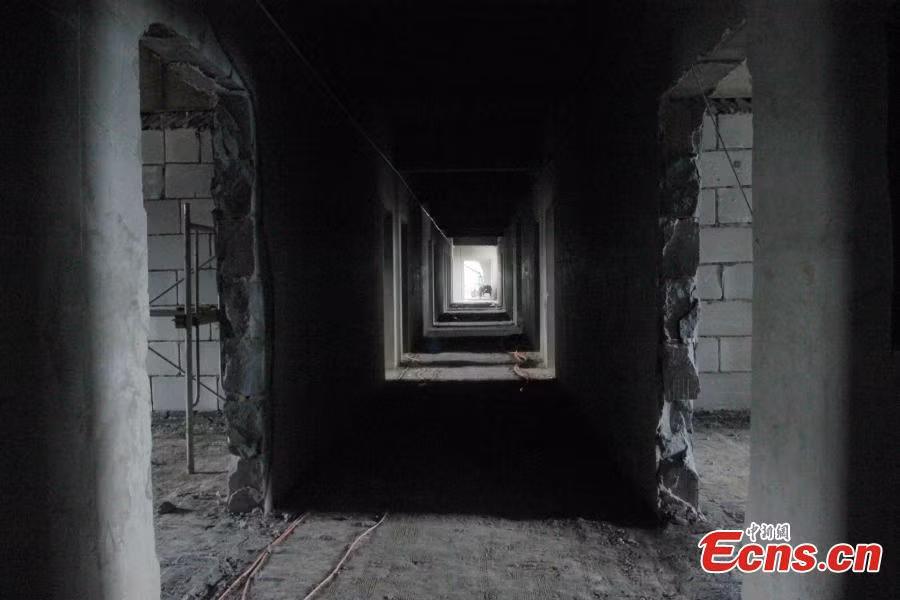 Hiện tòa nhà "nhái” Nhà Trắng này là một công trình dang dở bị bỏ hoang.