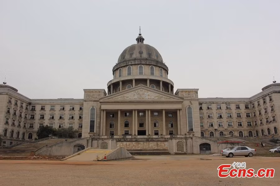 Toa nha “nhai” Nha Trang o Trung Quoc bi bo hoang