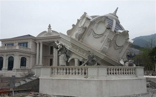 Năm ngoái, một biệt thự trông giống hệt dinh Tổng thống Mỹ tại Trung Quốc đã bị phá bỏ, sau khi chính quyền địa phương nhận định công trình xa hoa này vi phạm quy hoạch. Đây là căn biệt thự rộng gần 2000 m2, có kiểu kiến trúc tương tự theo Nhà Trắng của Mỹ. Theo báo cáo của giới chức liên quan thì có thể công trình đã được xây dựng từ đầu năm 2013 và đến tháng 3/2014 thì nó mới được phát hiện là "vi phạm quy hoạch của địa phương".