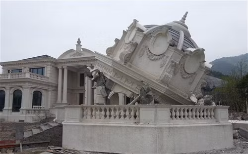 Năm ngoái, một biệt thự trông giống hệt dinh Tổng thống Mỹ tại Trung Quốc đã bị phá bỏ, sau khi chính quyền địa phương nhận định công trình xa hoa này vi phạm quy hoạch. Đây là căn biệt thự rộng gần 2000 m2, có kiểu kiến trúc tương tự theo Nhà Trắng của Mỹ. Theo báo cáo của giới chức liên quan thì có thể công trình đã được xây dựng từ đầu năm 2013 và đến tháng 3/2014 thì nó mới được phát hiện là "vi phạm quy hoạch của địa phương".