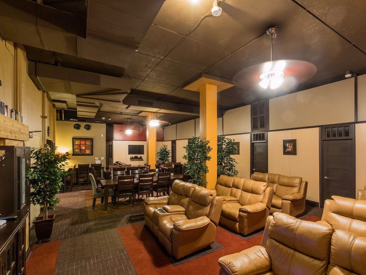 Khu sinh hoạt chung ở đây có đủ nhà hàng, hầm rượu, phòng họp cộng đồng, phòng cầu nguyện, phòng chơi cho trẻ, phòng đào tạo, khu vực máy tính, truyền hình và đài phát thanh, trung tâm thông tin liên lạc, an ninh, các hầm lưu trữ tài sản quý, bệnh viện, nhà kho…