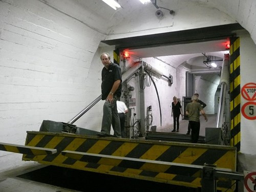 Nếu thảm họa xảy ra, các gia đình mua căn hộ tại Vivos Europa One sẽ tới sân bay gần nhất. Sau đó, trực thăng của công ty Vivos sẽ đưa họ tới hầm. Họ có thể sống an toàn với đây đủ tiện nghi ở đây trong vòng 6 tháng đến một năm.