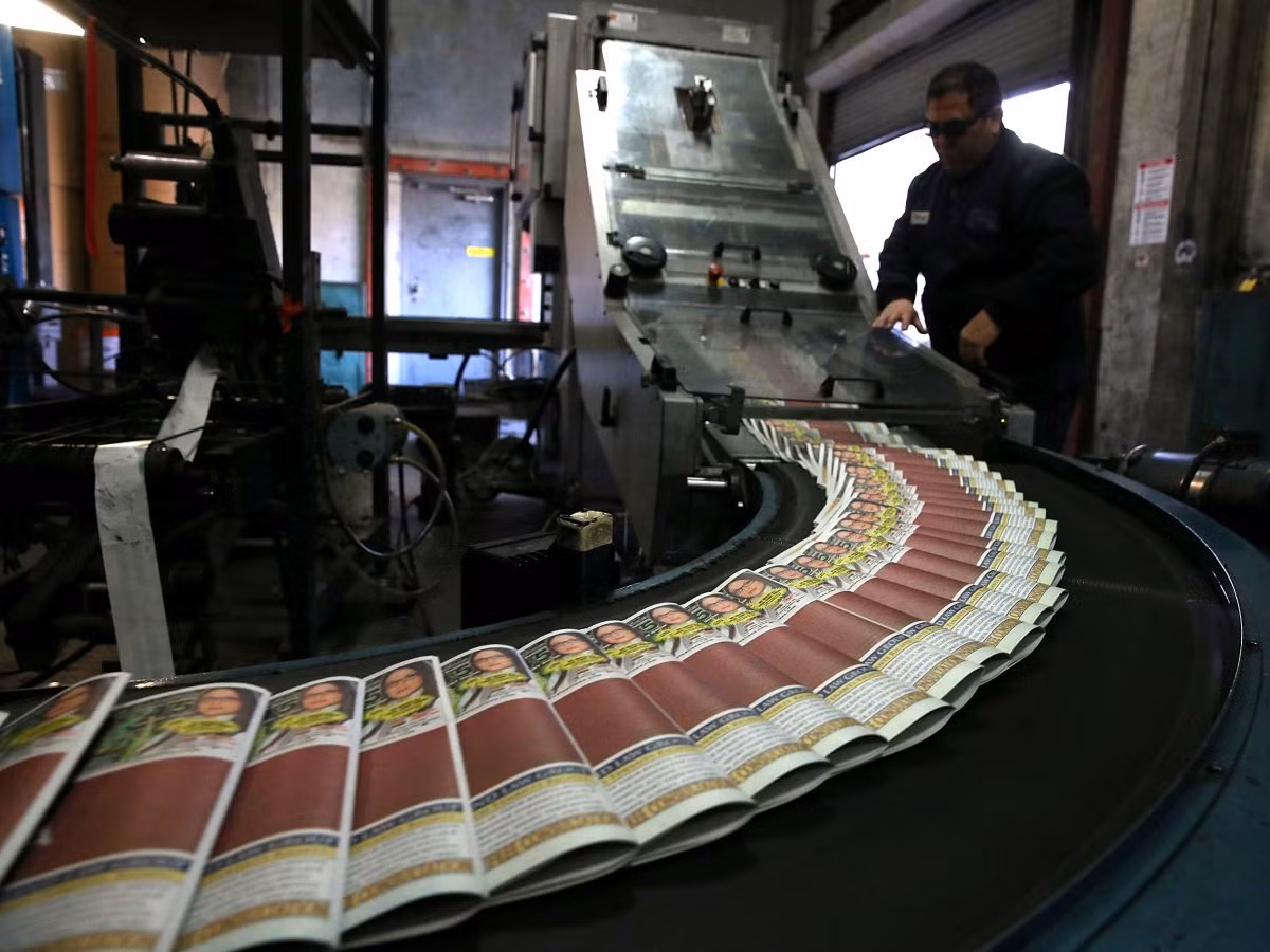 Nhân viên máy in (Nhiệm vụ: Cài đặt và vận hành các loại máy in): Ngày nay, phần lớn công việc phổ biến liên quan tới in ấn đều trở nên ít cần thiết hơn bởi công nghệ ngày càng hiện đại hơn.