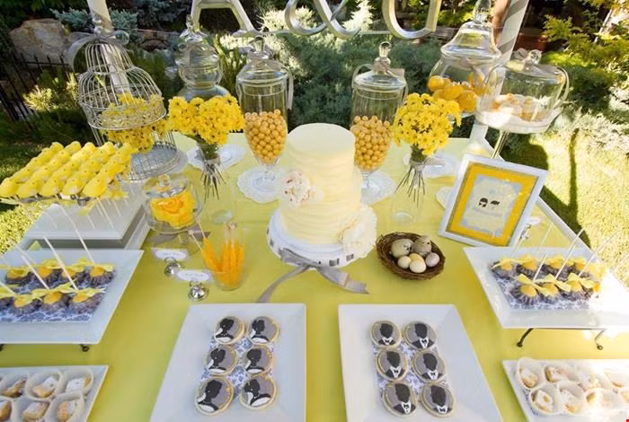 Kiểu bàn tiệc năm mới với màu vàng sang trọng, quý phái.