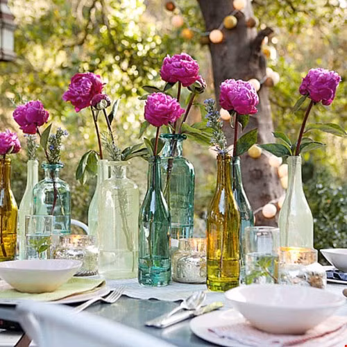 Hoa tươi luôn là yếu tố giúp bàn tiệc thêm phần lãng mạn và hấp dẫn.