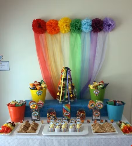 Bạn cũng có thể kết hợp những đồ trang trí 7 sắc cầu vồng trong bàn tiệc.