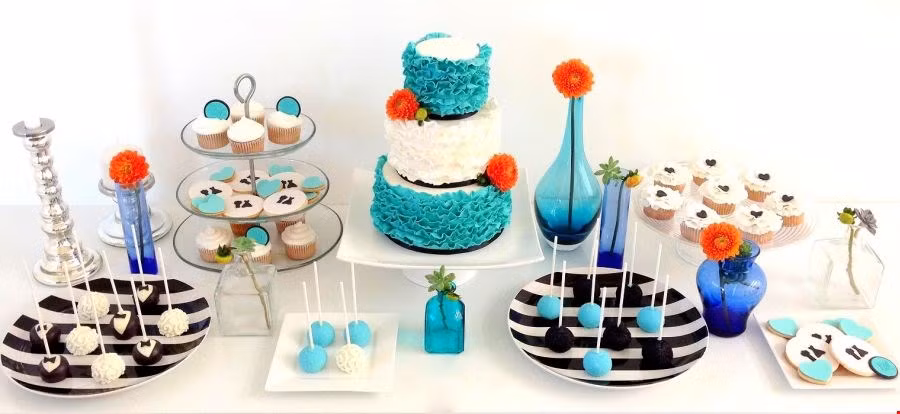 Những miếng bánh màu xanh trắng khiến bàn tiệc nổi bật và vô cùng hấp dẫn.