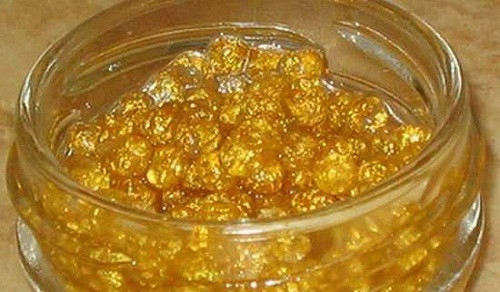 Trứng cá phủ vàng: Trứng cá đắt nhất thế giới là trứng của loài cá chiên trắng được Iran xuất khẩu với thương hiệu “Almas”. Để tăng thêm phần hấp dẫn, các nhà sản xuất đã phủ vàng bên ngoài trứng cá muối. Giá: 274 USD /hộp (tương đương khoảng hơn 5,4 triệu đồng/hộp).